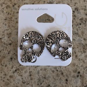 Skull earrings from The Icing!